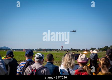 Czech Airforce Vzdušné síly L159 Alca combat avion de chasse effectuant une course de dotation et attaquant les forces terrestres avec des roquettes et une grosse explosion. Banque D'Images