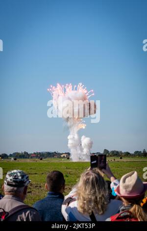 Czech Airforce Vzdušné síly L159 Alca combat avion de chasse effectuant une course de dotation et attaquant les forces terrestres avec des roquettes et une grosse explosion. Banque D'Images