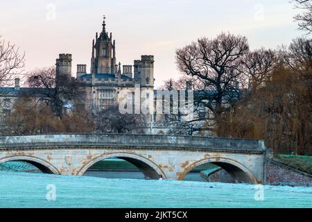 Royaume-Uni, Angleterre, Cambridgeshire, Cambridge, Université de Cambridge, The Backs, Trinity Bridge et St. John's College Beyond Banque D'Images