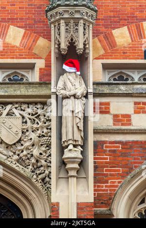 Royaume-Uni, Angleterre, Cambridge, Université de Cambridge, St. John's College, Ancienne école de divinité, statues décorées de Santa Hats Banque D'Images