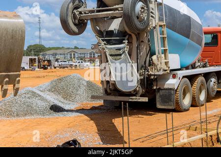 Il était de la responsabilité du mélangeur de béton de transporter le béton frais à la fondation en préparation du coulage du béton Banque D'Images