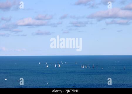 Bateaux à voile sur le lac Érié à la fin de juillet 2022 Banque D'Images