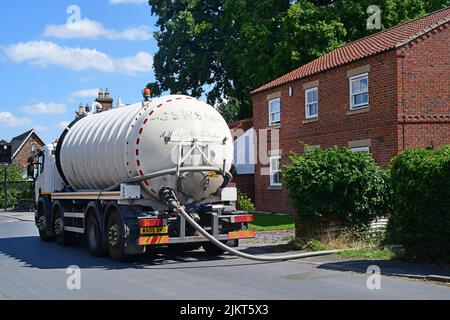 camion vidant les eaux usées de la fosse septique domestique royaume-uni Banque D'Images