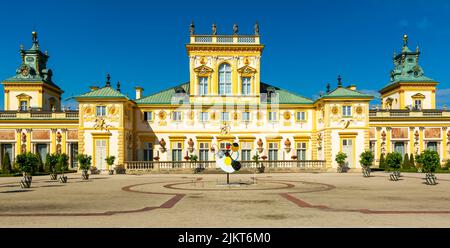 varsovie, mazowieckie / pologne - 3 juillet 2022: Palais Wilanow - un palais royal baroque situé à Varsovie, dans le quartier Wilanów, vue de jour ensoleillée de la Th Banque D'Images