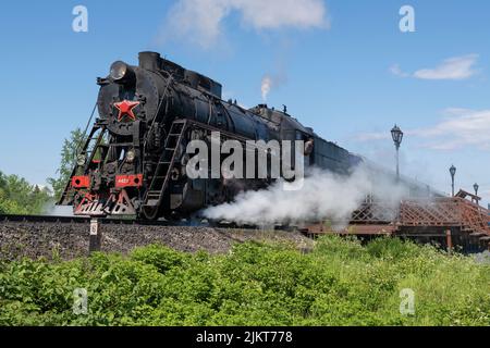 SORTAVALA, RUSSIE - 11 JUIN 2022 : le train rétro touristique 'Ruskeala Express' part de la gare 'Sortavala-Centre' par une belle journée d'été Banque D'Images