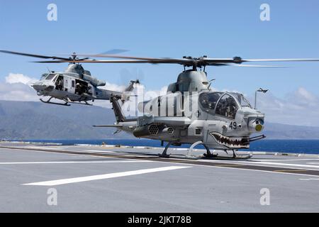 Océan Pacifique, États-Unis. 01 août 2022. Un hélicoptère d'attaque Viper AH-1Z du corps des Marines des États-Unis et un HÉLICOPTÈRE UH-1Y Venom à partir du pont de vol du bateau d'atterrissage HMAS Canberra de la Marine royale australienne lors d'un assaut amphibie à l'exercice Rim of the Pacific, à 28 juillet 2022 au large de la côte d'Hawaï, aux États-Unis. Crédit : Matelot de 1re classe Matthew Lyall/US Navy/Alay Live News Banque D'Images