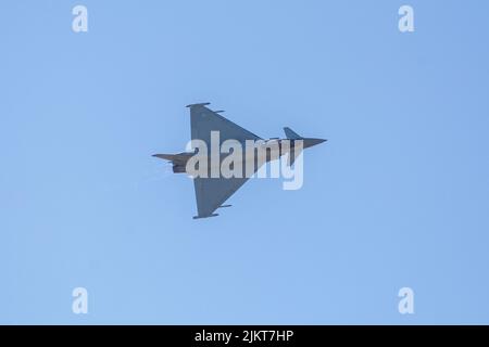 Avion de chasse militaire de la RAF eurofighter Typhoon volant au salon aérien des journées de l'OTAN à Ostrava, en République tchèque. Jet effectuant des manœuvres avec un dispositif de post-combustion complet. Banque D'Images