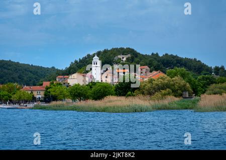 Le ferry local emmène les visiteurs du parc national de Krka au village pittoresque de Skradin Banque D'Images