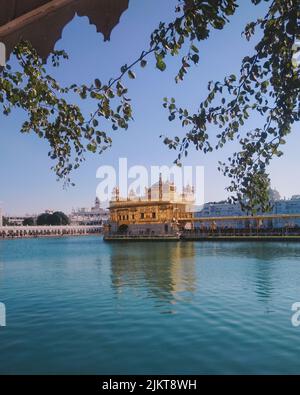 Un cliché vertical du Shri Harmandir Sahib Golden Temple Amritsar Banque D'Images