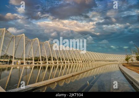 Le vélodrome olympique du complexe sportif olympique d'Athènes conçu par la célèbre architecture espagnole Santiago Calatrava sur 10 mars 2012 à Athènes, Banque D'Images