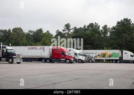 Augusta, GA USA - 05 21 21: Semi-camions garés sur un parking pour camions Banque D'Images