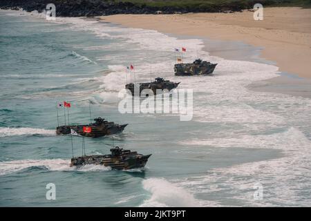 Kaneohe Bay, États-Unis. 02nd août 2022. Les marines de la République de Corée viennent à terre dans des véhicules d'assaut amphibies lors d'un assaut amphibie multinational à la base du corps marin d'exercice de la ceinture du Pacifique Hawaï, 2 août 2022, dans la baie de Kaneohe, Hawaï, États-Unis. Crédit : Cpl. Dillon Anderson/US Navy/Alay Live News Banque D'Images