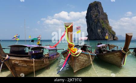 Bateaux traditionnels à longue queue devant le grand rocher de l'île de Koh Poda en Thaïlande Banque D'Images