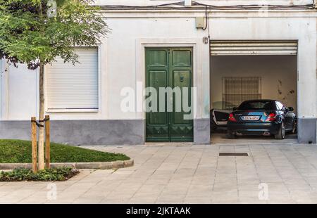 Voiture rapide moderne luxueuse garée dans le garage privé, Mercedes Benz SLK dos Banque D'Images