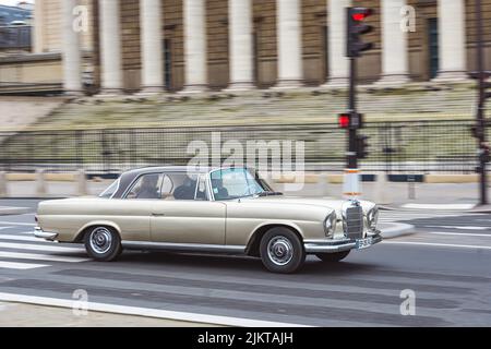 Voiture de luxe classique garée dans la rue, photo avec caméra analogique. Mercedes Benz W111 Banque D'Images