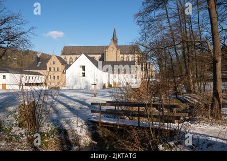 ODENTHAL, ALLEMAGNE - 11 FÉVRIER 2021 : image panoramique de la cathédrale d'Altenberg avec neige en hiver, le 11 février 2021 en Allemagne Banque D'Images