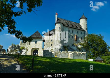 Le château de Bobolice en soirée dans le village de Bobolice, Pologne. Banque D'Images