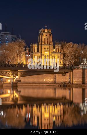 Plan vertical de l'église de Wanghailou à Tianjin, en Chine, la nuit Banque D'Images