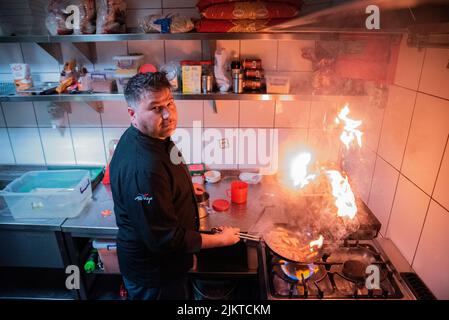 Un chef cuisinier professionnel prépare des plats dans un restaurant Banque D'Images