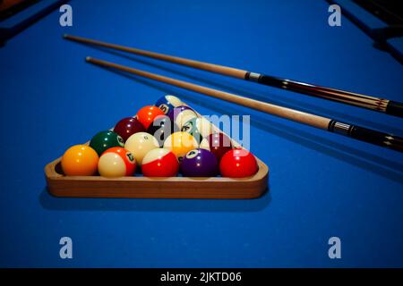 Snooker, boules de billard, table de jeu de billard, boule de billard, balle de rayures, bâton de piscine, ballon de piscine noir Banque D'Images