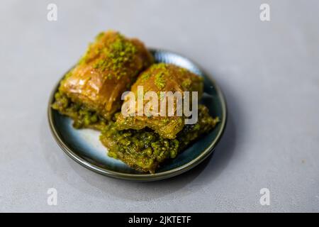 Le baklava est un dessert de pâtisserie en couches fait de pâte filo, rempli de noix hachées, et sucré avec du sirop ou du miel. Banque D'Images