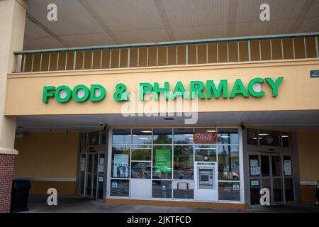 Augusta, GA USA 08 20 21 : affiche de l'épicerie de détail publique et de la pharmacie Banque D'Images