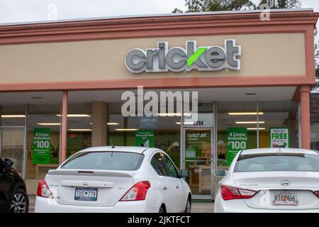 Augusta, GA USA - 02 19 21: Entrée du magasin de vente au détail mobile de cricket et voitures garées Banque D'Images