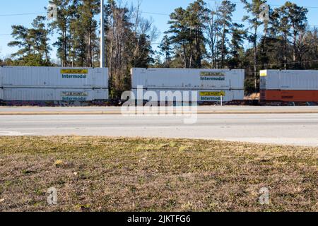 Augusta, GA USA - 02 23 21: Un train et une rue à double empilage Banque D'Images