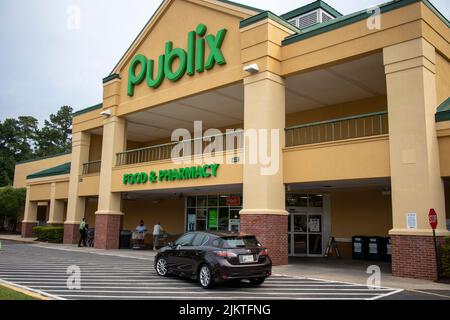 Augusta, GA USA 08 20 21 : panneau de l'entrée du magasin d'alimentation public et voiture Banque D'Images