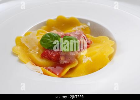 Pâtes Tortetlini au basilic vert et sauce tomate rouge Banque D'Images