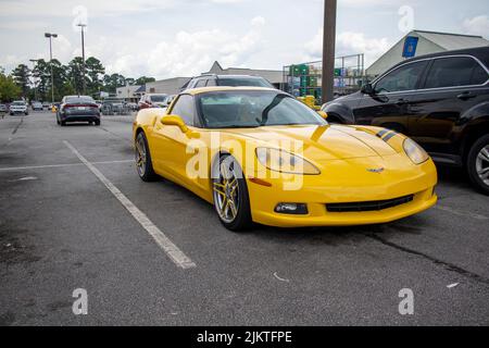 Augusta, GA USA 08 20 21 : vue du coin avant d'une Corvette d'époque jaune Banque D'Images