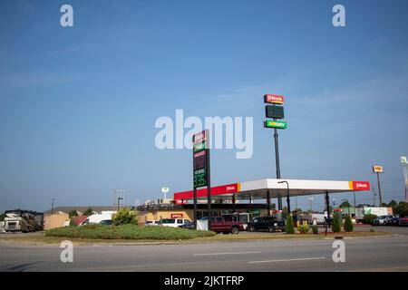 Augusta, GA USA 08 20 21 : affiche et bâtiment du prix de détail de l'essence du pilote Banque D'Images