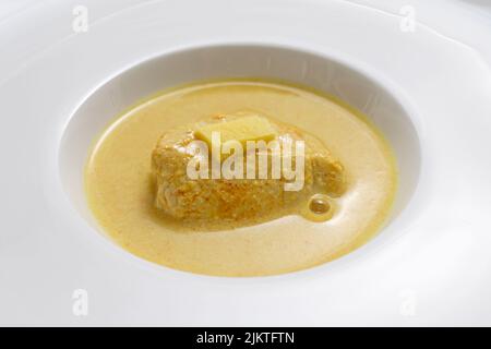 Curry de poulet au gingembre et à la noix de coco doux dans un bol Banque D'Images