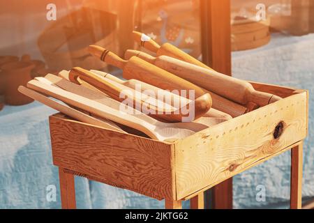 Ustensiles de cuisine en bois - cuillères et louches faites à la main par un maître artisan ou menuisier Banque D'Images