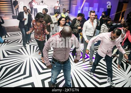 Un groupe de personnes dansant sur la piste de danse lors d'une fête à Johannesburg Banque D'Images