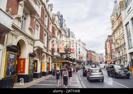 Londres, Royaume-Uni 3rd août 2022. Théâtres sur Shaftesbury Avenue dans West End, vue de jour. Banque D'Images