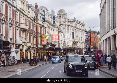 Londres, Royaume-Uni 3rd août 2022. Théâtres sur Shaftesbury Avenue dans West End, vue de jour. Banque D'Images