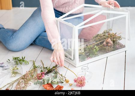 décoration des chambres avec décoration en verre et arrangement de fleurs séchées Banque D'Images