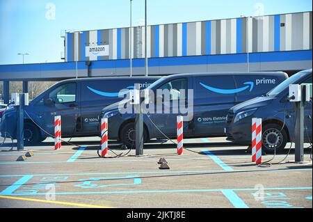 Un gros plan de camionnettes de livraison entièrement électriques garées à la société de commerce électronique amazon à Turin en Italie Banque D'Images