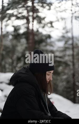 Un gros plan d'une jeune femme ukrainienne dans une forêt enneigée Banque D'Images