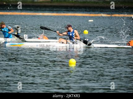 Dartmouth, Canada. 3 août 2022. Mykola SYNIUK de l'Ukraine au début du qualificatif Paracanoe KL2 Men 200m, qu'il a gagné en le mettant droit à la finale plus tard cette semaine. Les Championnats du monde de sprint de canoë et de paracanoe 2022 de l'ICF ont lieu sur le lac Banook de 3 août - 7 cette année à Dartmouth (Halifax). Credit: Meanderingemu/Alamy Live News Banque D'Images