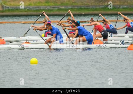 Dartmouth, Canada. 3 août 2022. Femmes de Cuba C2 500m paire de Yarisleidis CIRILO DUBOYS, Katherin NUEVO SEGURA en tête dans le qualificatif à la mi-course, qu'ils ont facilement gagné les mettre directement à la finale plus tard cette semaine. Les Championnats du monde de sprint de canoë et de paracanoe 2022 de l'ICF ont lieu sur le lac Banook de 3 août - 7 cette année à Dartmouth (Halifax). Credit: Meanderingemu/Alamy Live News Banque D'Images