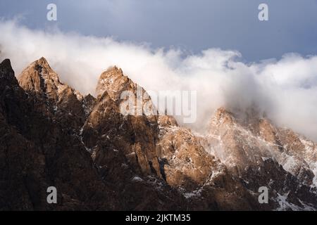 La vue magnifique sur les sommets de montagne contre le ciel. Banque D'Images