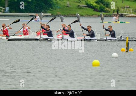 Dartmouth, Canada. 3 août 2022. New Zealand Women K4 500m équipe d'Alicia HOSKIN, Lisa CARRINGTON, Olivia BRETT, Tara VAUGHAN leader en qualifications, qu'ils ont gagné en les mettant directement en finale plus tard cette semaine. Les Championnats du monde de sprint de canoë et de paracanoe 2022 de l'ICF ont lieu sur le lac Banook de 3 août - 7 cette année à Dartmouth (Halifax). Credit: Meanderingemu/Alamy Live News Banque D'Images