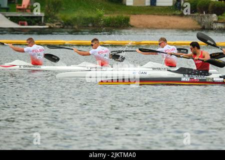 Dartmouth, Canada. 3 août 2022. Pologne Men K4 500m équipe de Jakub STEPUN, Bartosz GRABOWSKI, Slawomir WITCZAK, Jakub MICHALSKI en tête de file à mi-course, qu'ils ont gagné en les mettant directement en finale plus tard cette semaine. Les Championnats du monde de sprint de canoë et de paracanoe 2022 de l'ICF ont lieu sur le lac Banook de 3 août - 7 cette année à Dartmouth (Halifax). Credit: Meanderingemu/Alamy Live News Banque D'Images