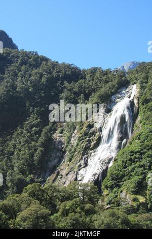 Une photo verticale des chutes Bowen, également connues sous le nom de chutes Lady Bowen. Nouvelle-Zélande. Banque D'Images