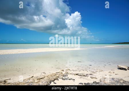 La belle photo d'une plage de sable et d'une mer transparente eau propre Banque D'Images