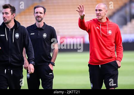 Jan Van Damme, physiothérapeute d'Anvers, et Michael Frey, d'Anvers, photographiés lors d'une visite sur le terrain de football par l'équipe belge Royal Antwerp FC RAFC à Lillestrom, Norvège, le mercredi 03 août 2022, à l'aéroport de Liège. Demain, Anvers joue la première étape du troisième tour de qualification de la Ligue des conférences de l'UEFA contre l'équipe norvégienne Lillestrom SK. BELGA PHOTO LAURIE DIEFFEMBACQ Banque D'Images