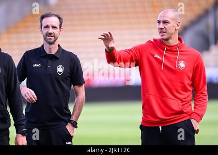 Jan Van Damme, physiothérapeute d'Anvers, et Michael Frey, d'Anvers, photographiés lors d'une visite sur le terrain de football par l'équipe belge Royal Antwerp FC RAFC à Lillestrom, Norvège, le mercredi 03 août 2022, à l'aéroport de Liège. Demain, Anvers joue la première étape du troisième tour de qualification de la Ligue des conférences de l'UEFA contre l'équipe norvégienne Lillestrom SK. BELGA PHOTO LAURIE DIEFFEMBACQ Banque D'Images