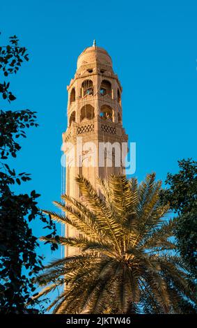 Une vue sur un bâtiment historique contre le ciel bleu, l'architecture traditionnelle tunisienne Banque D'Images